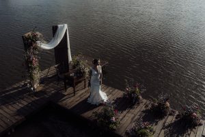 Foto sesja stylizowana na molo stawu kompleksu hotelowo-restauracyjnego