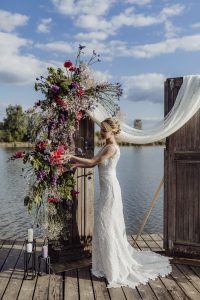 Foto sesja stylizowana na molo stawu kompleksu hotelowo-restauracyjnego