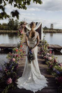 Foto sesja stylizowana na molo stawu kompleksu hotelowo-restauracyjnego