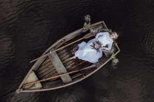 Foto sesja stylizowana w łódce na stawie kompleksu hotelowo-restauracyjnego Dwór Bogucin