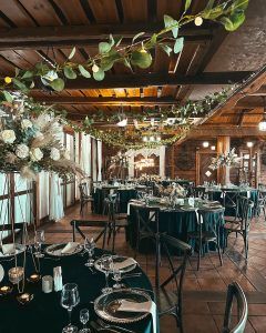 Sala Rustykalna w Dworze Bogucin okrągłe stoły na przyjęcie weselne