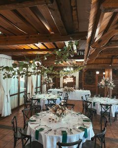 Sala Rustykalna w Dworze Bogucin okrągłe stoły i dekoracje w stylu boho na wesele