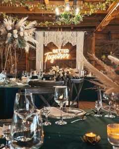 Sala Rustykalna w Dworze Bogucin okrągłe stoły na wesele