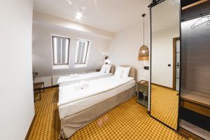 Komfortowe pokoje z łazienkami w trzygwiazdkowym Hotelu Dwór Bogucin