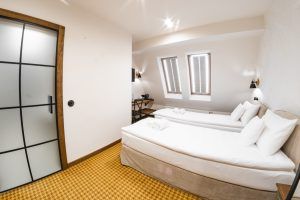 Komfortowe pokoje de lux z łazienkami w trzygwiazdkowym Hotelu Dwór Bogucin pod Lublinem