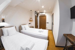 Komfortowe pokoje de lux z łazienkami w trzygwiazdkowym Hotelu Dwór Bogucin pod Lublinem