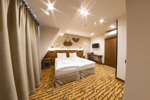 Komfortowe łóżka pokoi hotelowych Dworu Bogucin