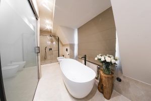 Pokoje z łazienkami z wanną w zacisznym Hotelu Dwór Bogucin