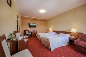 Komfortowe pokoje z łazienkami w trzygwiazdkowym hotelu w pobliżu drogi ekspresowej Warszawa-Lublin w Bogucinie