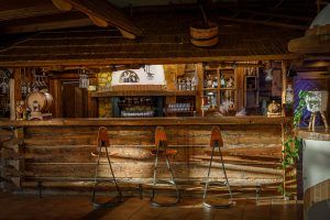 Drewniany bar w Sali Rustykalnej w Dworze Bogucin