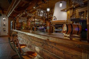 Drewniany, klimatyczny  bar w Sali Rustykalnej w Dworze Bogucin