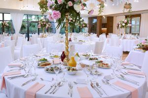 Dekoracja okrągłych stołów na przyjęcie weselne w Sali Widokowej w Dworze Bogucin